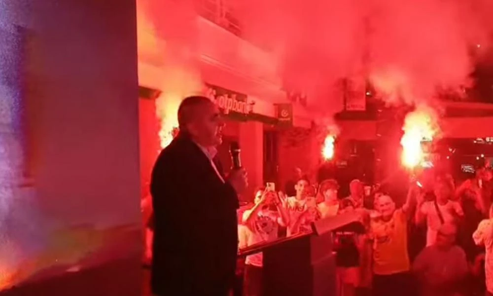 Έξαλλοι πανηγυρισμοί στη Χειμάρρα για την αποφυλάκιση Μπελέρη - «Έλληνες ενωμένοι ποτέ νικημένοι»